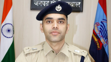 एक अदालत ने पूर्व आईपीएस अधिकारी लोकेश्वर सिंह के खिलाफ FIR दर्ज करने के निर्देश दिए हैं। यह आदेश आरटीआई कार्यकर्ता लक्ष्मी दत्त जोशी के आरोपों के बाद आया है, जिनका कहना है कि सीवेज शिकायत के मामले में उन्हें कपड़े उतरवाकर पीटा गया था। सिंह ने पिछले वर्ष संयुक्त राष्ट्र से जुड़े एक पद के लिए इस्तीफा दे दिया था।